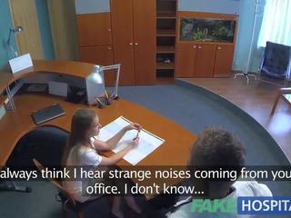 I shquar i rritur film me intern dhe infermiere në i durueshëm pritje dhomë
