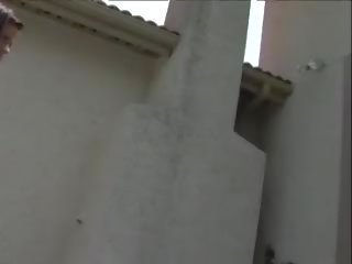 Худенька бліда брюнетка з smal йолопи їде на чорна базука назовні
