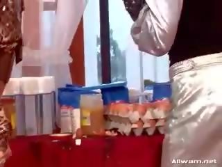 Enticing лесбіянка їжа боротьба
