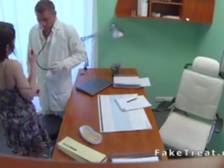Mjekësore njeri balluke natyror i madh gjinj brune