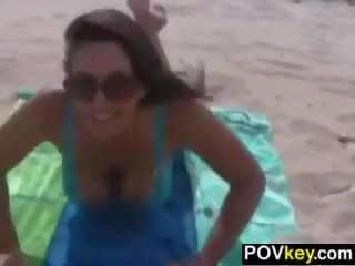 妻子 閃爍 在戶外 在 該 海灘 pov