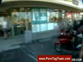 Суки в fish nets гаряча для trot для смаглява putz