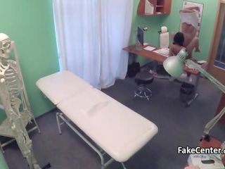 Adoleshent i durueshëm gëzon qirje medico