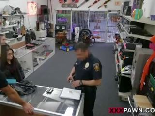 Dva dekleta poskusite da ukrasti in dobili razbijalo