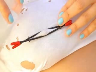 大 布布 模型 torturing 她的 胸部