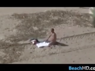 Spionaggio su lussurioso persone a il spiaggia