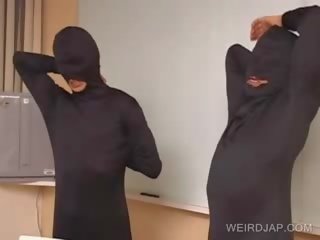 東方的 模型 得到 屄 teased 在 工作