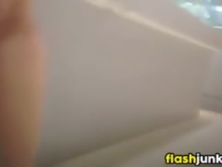Къса пола на а очарователни adolescent при а търговски център