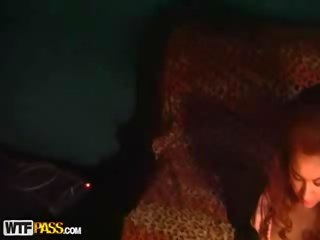 Жорсткий ебать для трохи червоний скаче капот