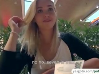 Terrific kyut ginintuan ang buhok hottie makakakuha ng bayad para publiko kahubdan