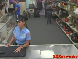 リアル pawnshop xxx 映画 ととも​​に bigass 警官 で ユニフォーム