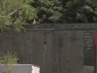 Blondýnka s copánky publicly ponížený