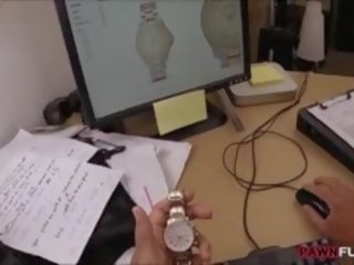 큰 가슴 사업 여성 pawns 그녀의 고양이 과 도착 엿