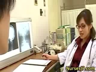 Азіатська жінка surgeon мастурбація
