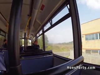 Kolmekesi kuradi pidu sisse avalik buss