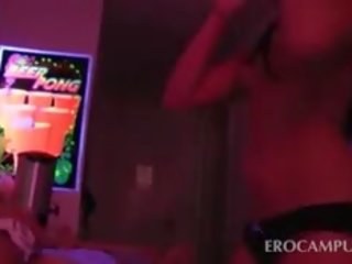 Підліток брюнетка скаче phallus в загальна спальня кімната ліжко