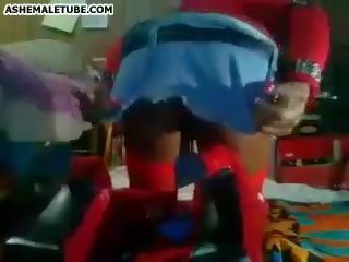 Garaja t-gyz jerks her erect sik