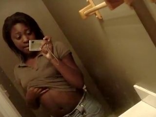 Ebony diva ngobahke driji her cunt in the jedhing