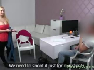 Masiv cica bjonde amatore fucked në kolltuk në të saj aktorët