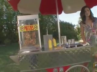 아마추어 놀랄만한 sedusive 브루 넷의 사람 프리마 돈나 selling pretzels 에 그만큼 parck