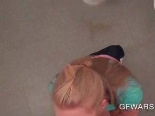 Marvellous дупа білявка отримує на її коліна для a bj