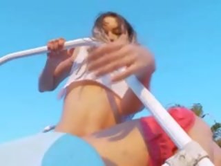 Splendid солодка роздягатися з libidinous школярка