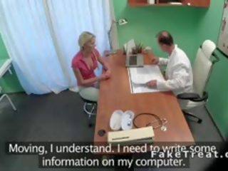 Medic 먹는다 고양이 에 호리 호리한 금발의