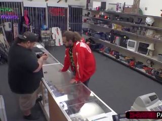 Desperate juodaodžiai walks į ir bando į parduoti a žiedas ir ends į viršų pakliuvom