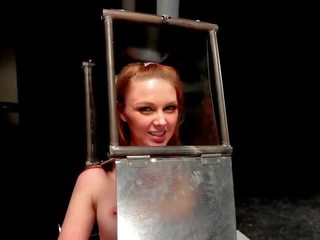 Bondáž, nadvláda, sadismus, masochismu svůdnice s hlava v steel box spaked
