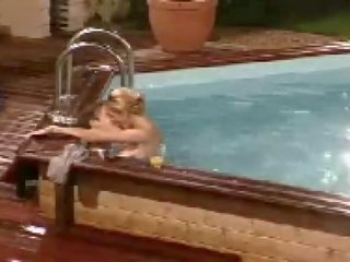 Blondýnka podvod strumpet v prdeli v the jacuzzi