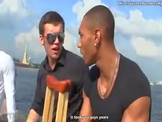 Ýaşlar gelin gives head in the maşyn
