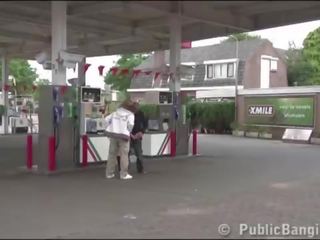 很 孕 年轻 女士 公 三人行 在 一 gas 站