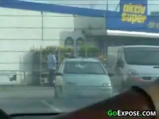 Привабливий дівчина трахання в a машина