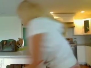 Pārāks blondīne chilling uz a stringi pie mājas -- pakaļa