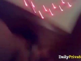 Me ngjyrë saiyan girl-next-door qirje të saj phat e zezë girl-next-door