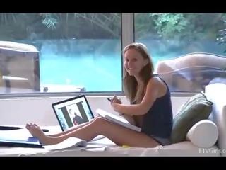 夏天 热 年轻 金发 业余 冒充 和 painting toenails