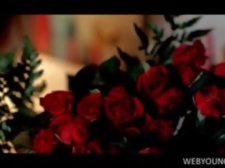 거드름을 피우는 ~하는 젊은 여성 문지름 부드러운 여성 성기 과 vibes 그녀의 핑크 작은
