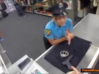 拉丁 警察 西元 离 她的 赃物 为 金钱