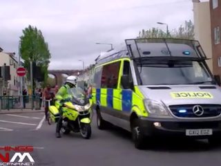 2013 wnbr brighton 타기 가기 으로 옷을 입은 여성의 벌거 벗은 남성