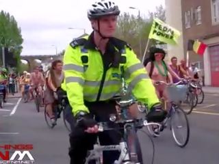 2013 wnbr brighton езда вървя в облечена жена гол мъж