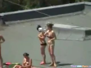 Libidinous 母狗 tanning 上 該 roof