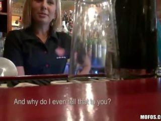 熱 到 trot 金發女郎 barmaid 需要 金錢 和 得到 boned
