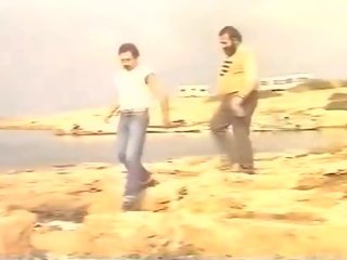 经典 x 额定 夹 为 诱人的 女孩 上 该 seashore