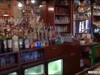 Barmaid 동의 에 도착 엿 에 그녀의 바