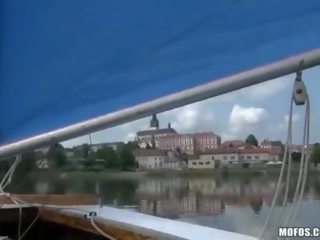 Energický bruneta dcera nadívaný na loď