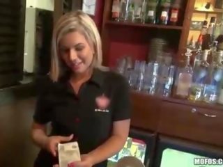 Blond amateur barmaid clignotant et baise