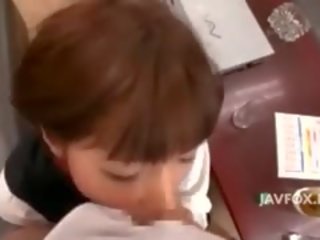 Привабливий азіатська краля вдарив