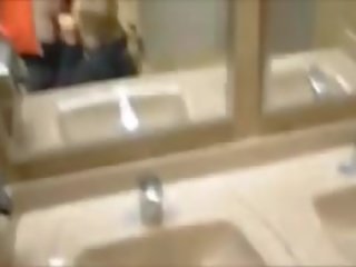 Seks / persetubuhan yang memikat si rambut perang cutie dalam yang awam wc