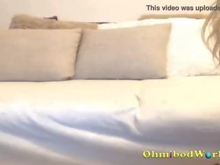 거드름을 피우는 quirky camgirl 연극 와 그녀의 침