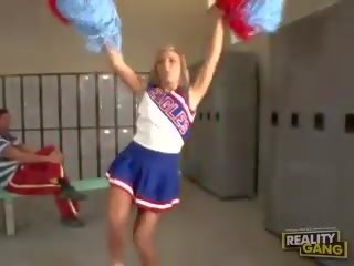 융통성있는 cheerleders 과 제복 매춘부 에 하드 코어 재미